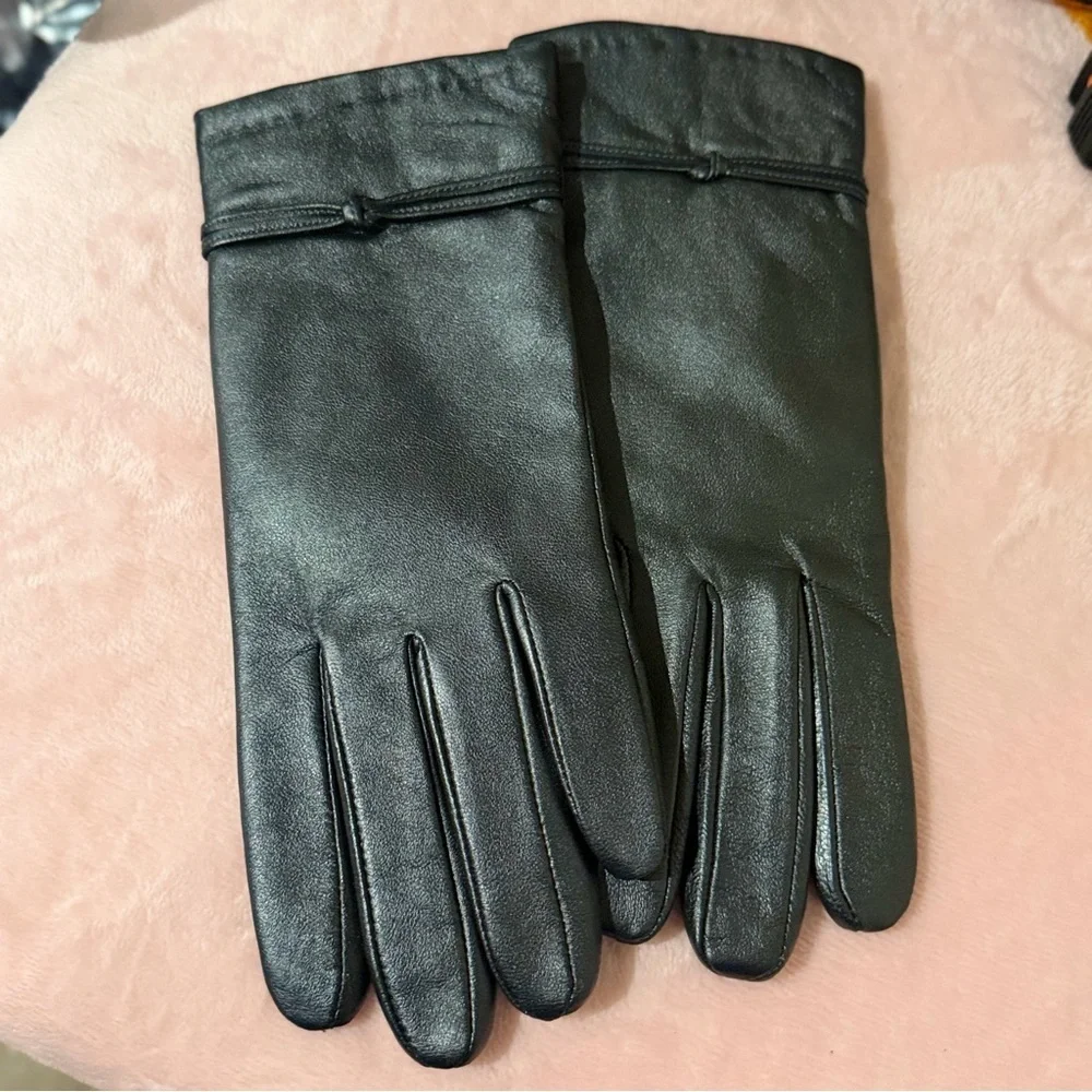Sophisticated Black Leather Women's Gloves
